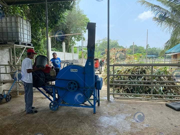 clients achetant un broyeur d'ensilage