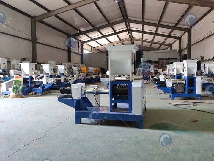 fish feed pelletizer in factory